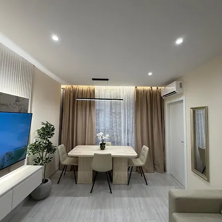 Sea Breeze Apartment *